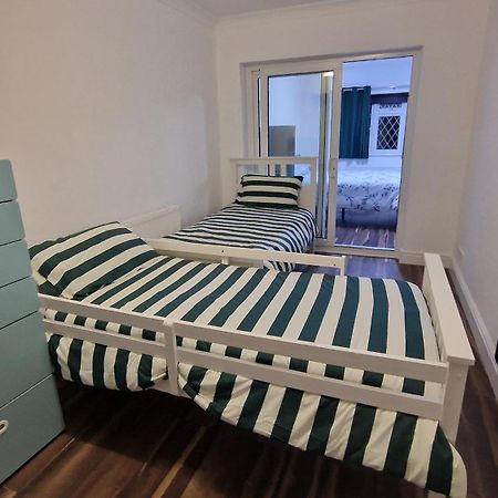 Comfort Sleep - Rooms With Shared Facilities 温莎 外观 照片