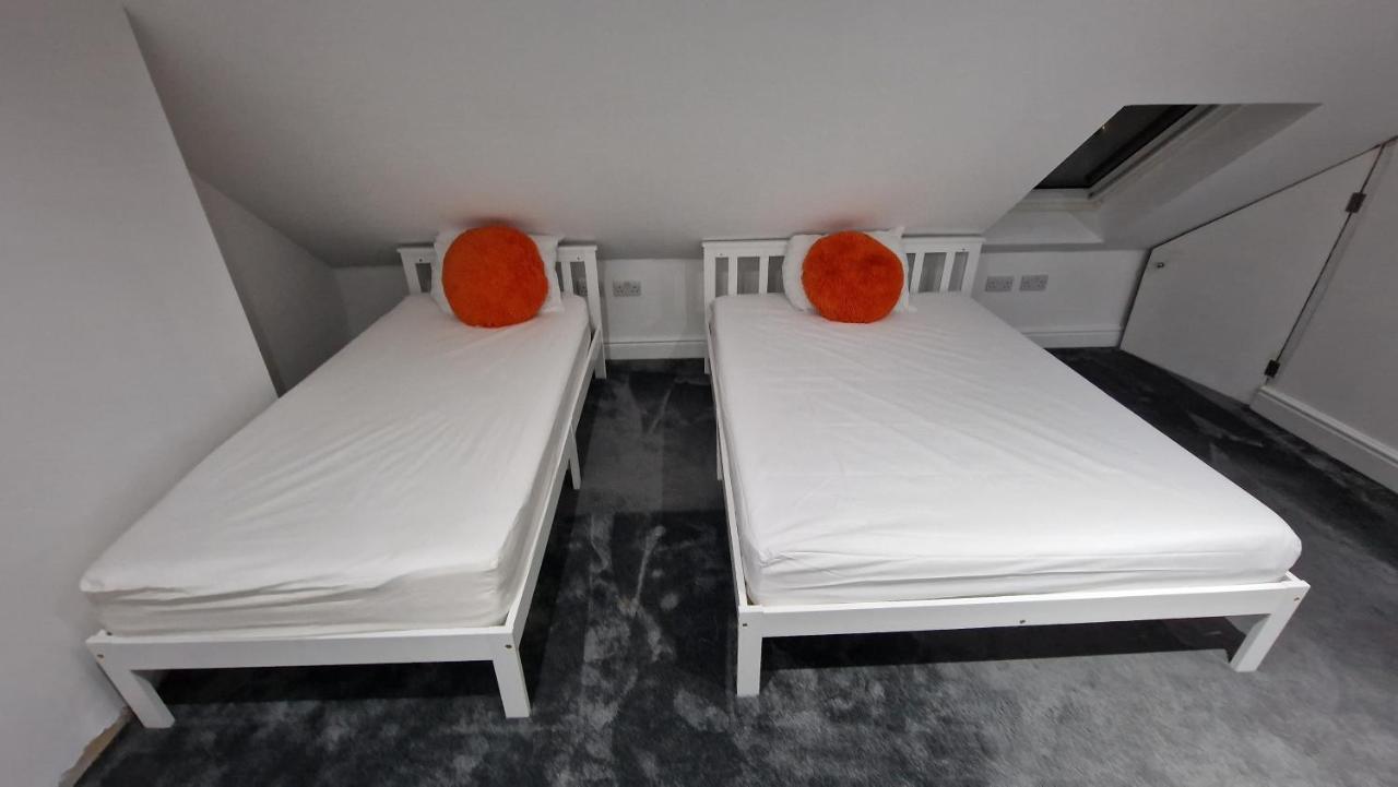 Comfort Sleep - Rooms With Shared Facilities 温莎 外观 照片