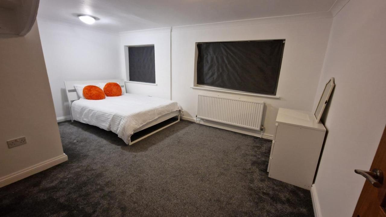 Comfort Sleep - Rooms With Shared Facilities 温莎 外观 照片