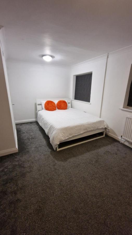 Comfort Sleep - Rooms With Shared Facilities 温莎 外观 照片