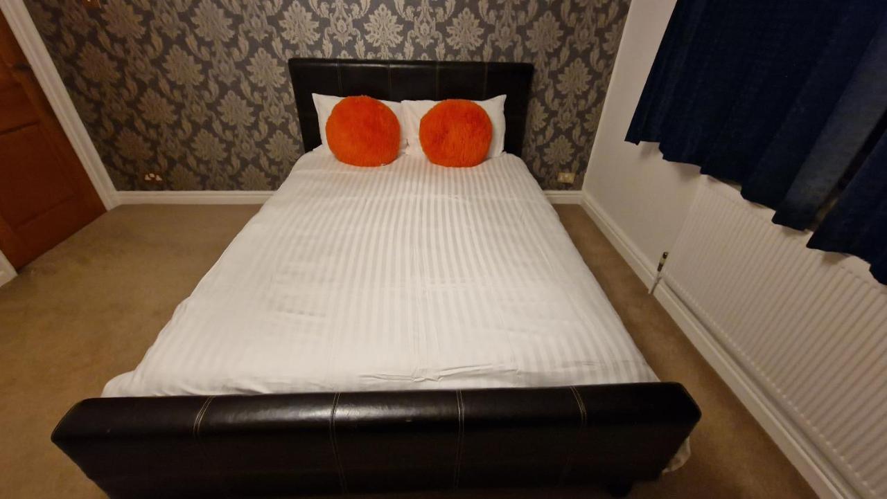 Comfort Sleep - Rooms With Shared Facilities 温莎 外观 照片