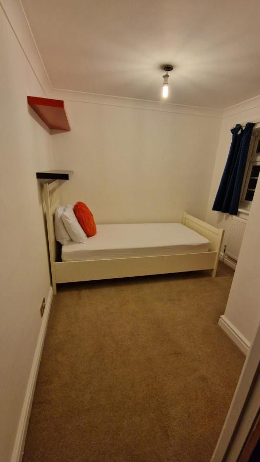 Comfort Sleep - Rooms With Shared Facilities 温莎 外观 照片