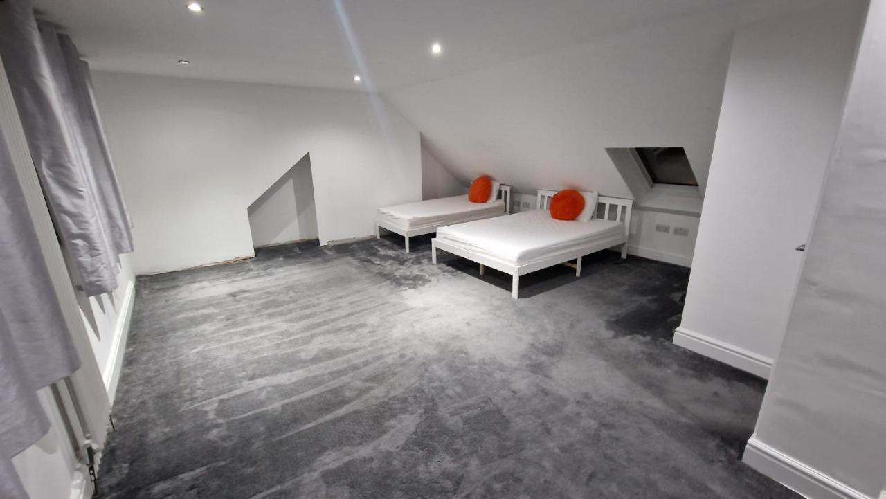 Comfort Sleep - Rooms With Shared Facilities 温莎 外观 照片