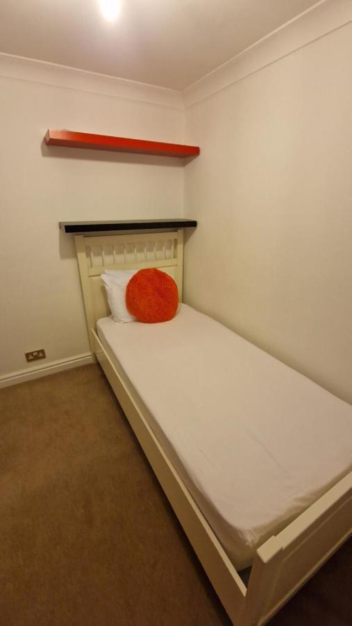 Comfort Sleep - Rooms With Shared Facilities 温莎 外观 照片