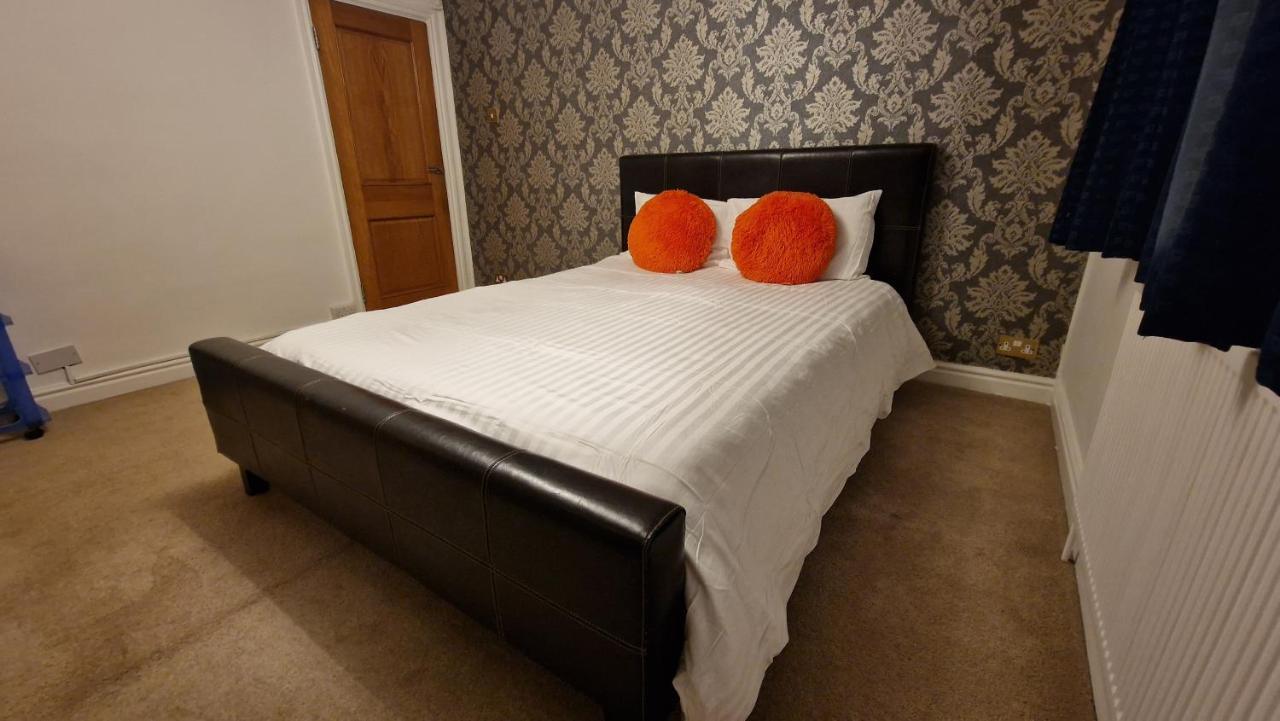 Comfort Sleep - Rooms With Shared Facilities 温莎 外观 照片