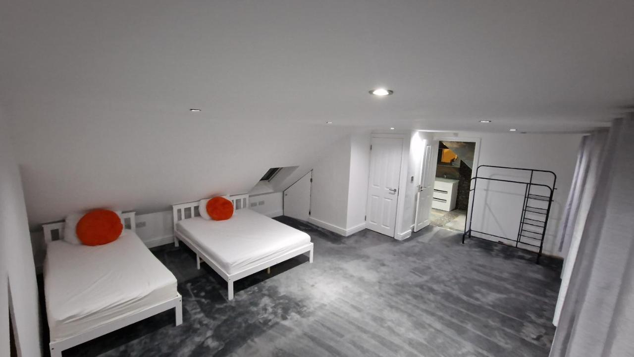 Comfort Sleep - Rooms With Shared Facilities 温莎 外观 照片