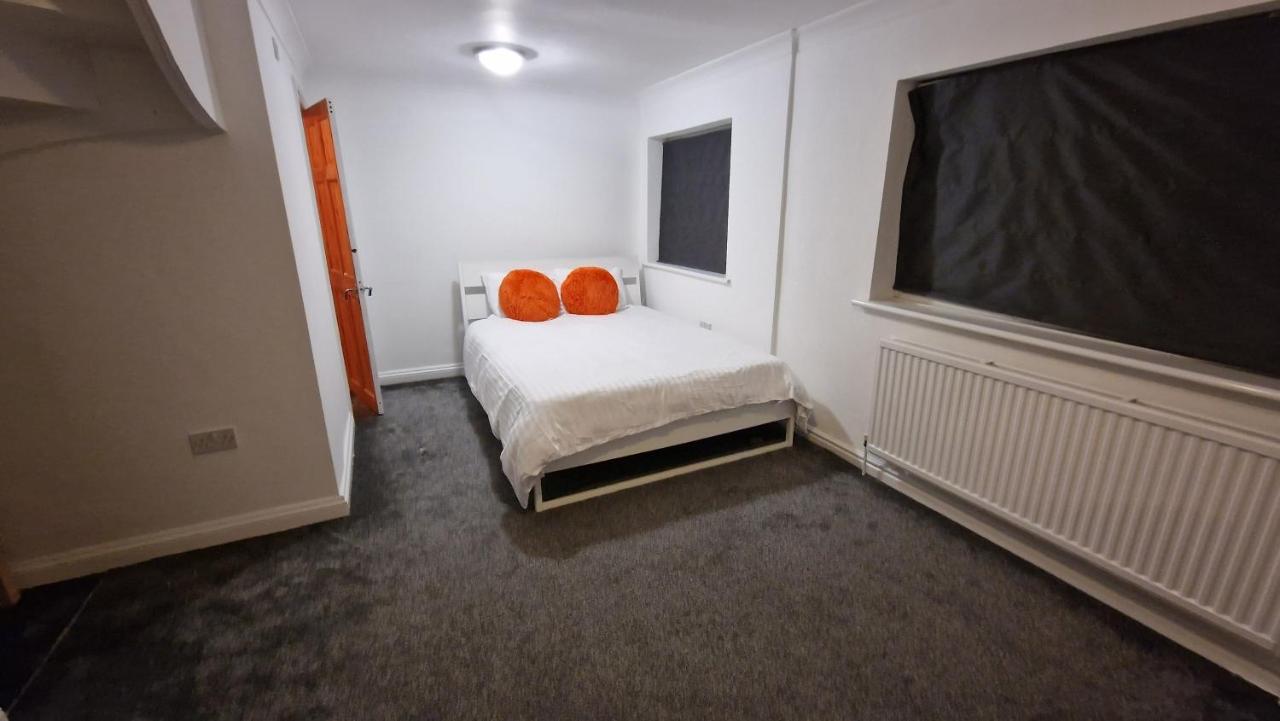 Comfort Sleep - Rooms With Shared Facilities 温莎 外观 照片