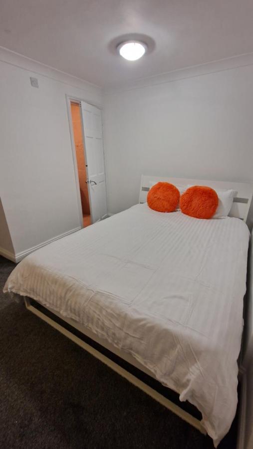 Comfort Sleep - Rooms With Shared Facilities 温莎 外观 照片
