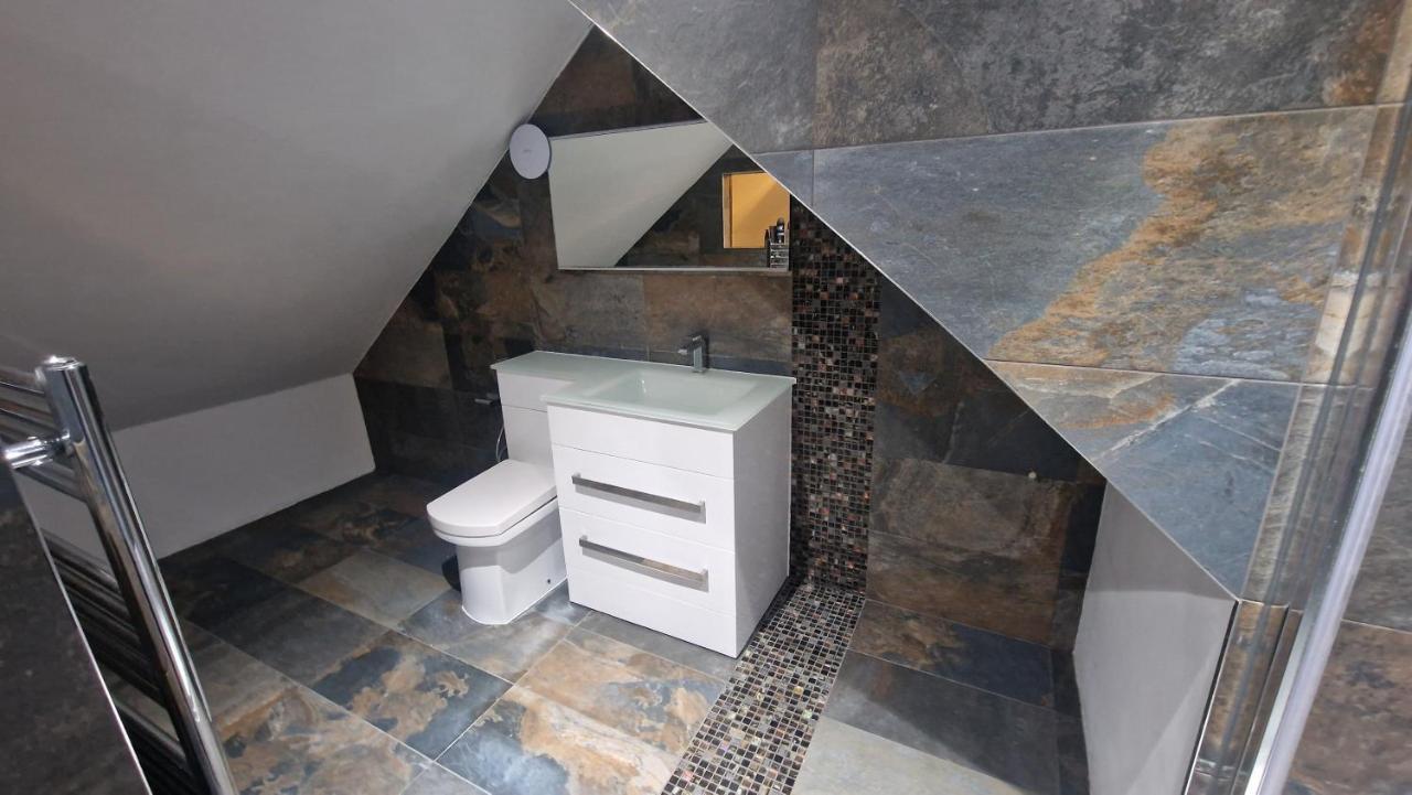 Comfort Sleep - Rooms With Shared Facilities 温莎 外观 照片