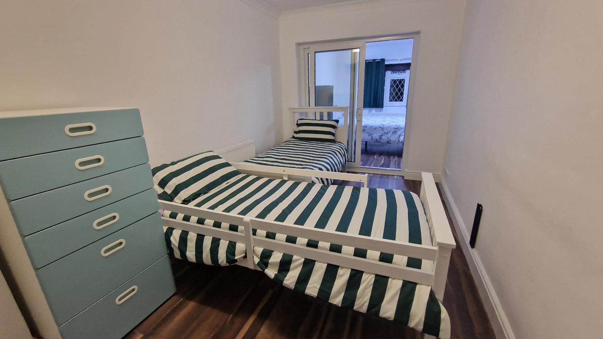 Comfort Sleep - Rooms With Shared Facilities 温莎 外观 照片