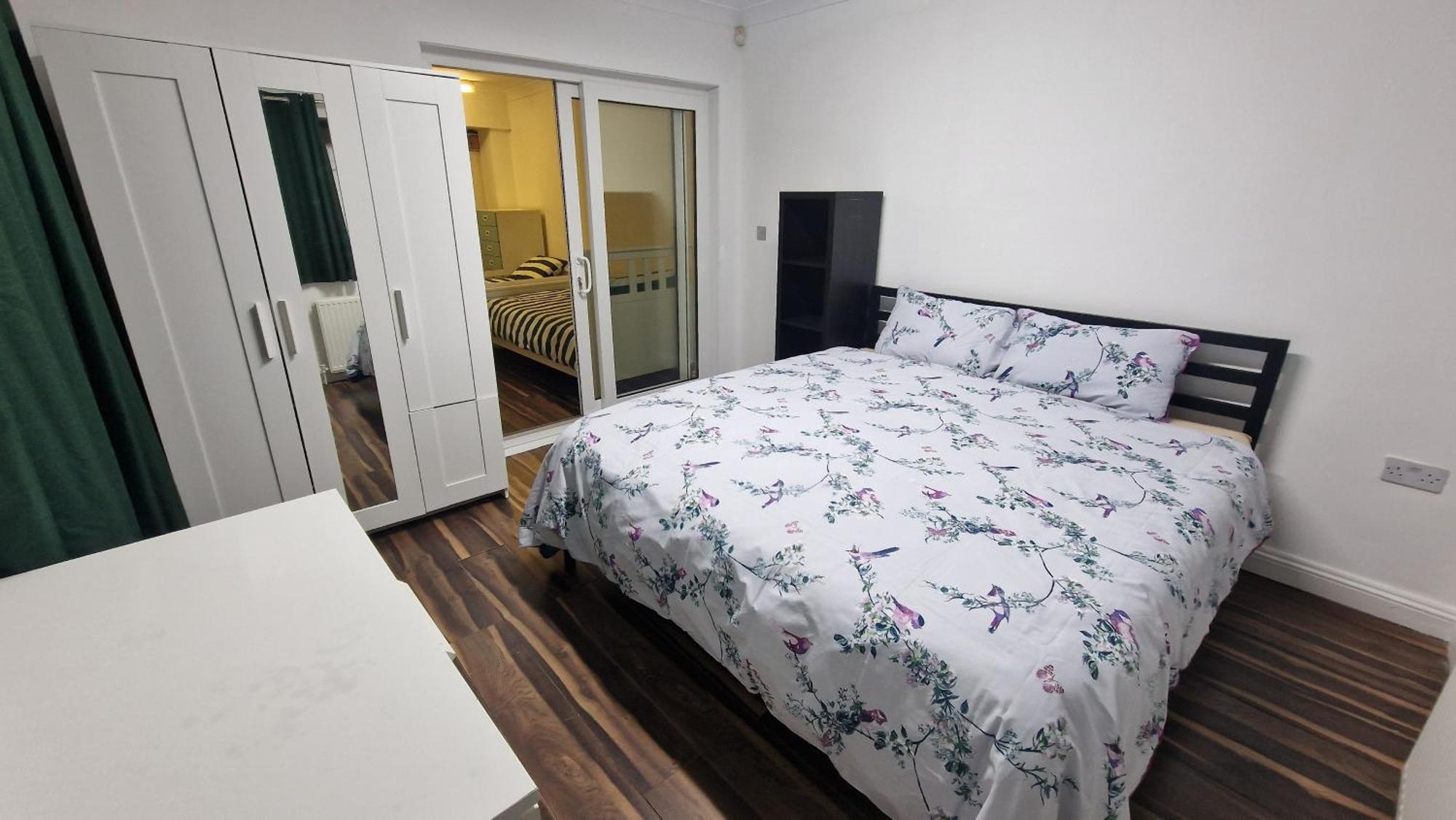 Comfort Sleep - Rooms With Shared Facilities 温莎 外观 照片