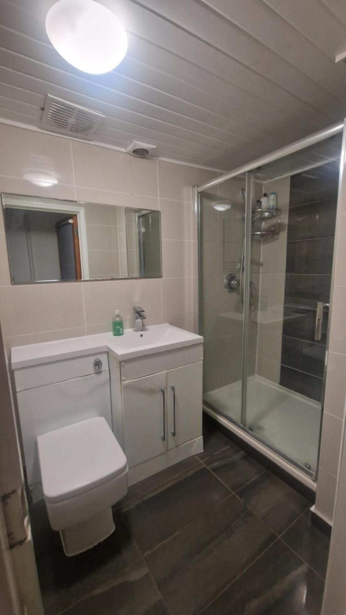 Comfort Sleep - Rooms With Shared Facilities 温莎 外观 照片