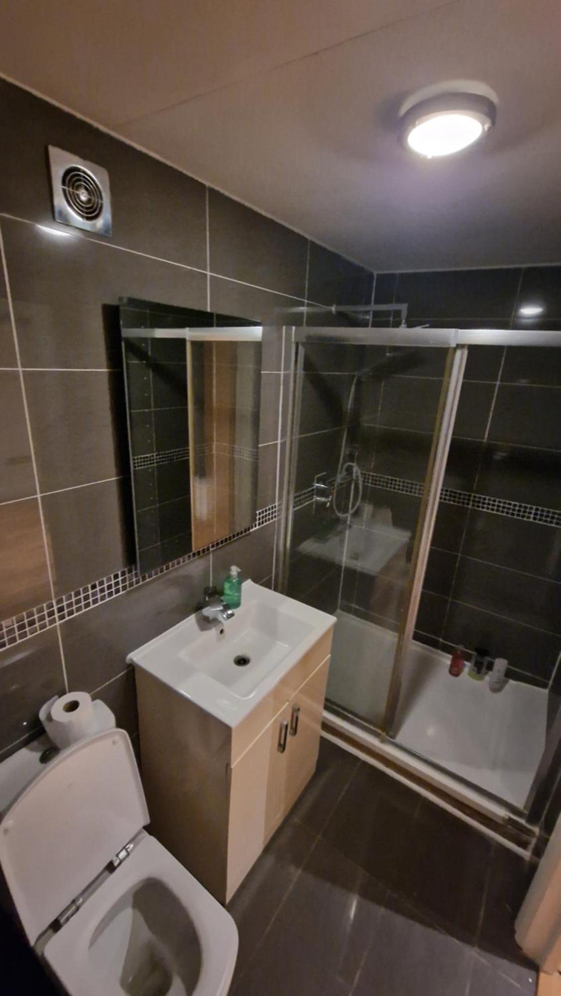 Comfort Sleep - Rooms With Shared Facilities 温莎 外观 照片