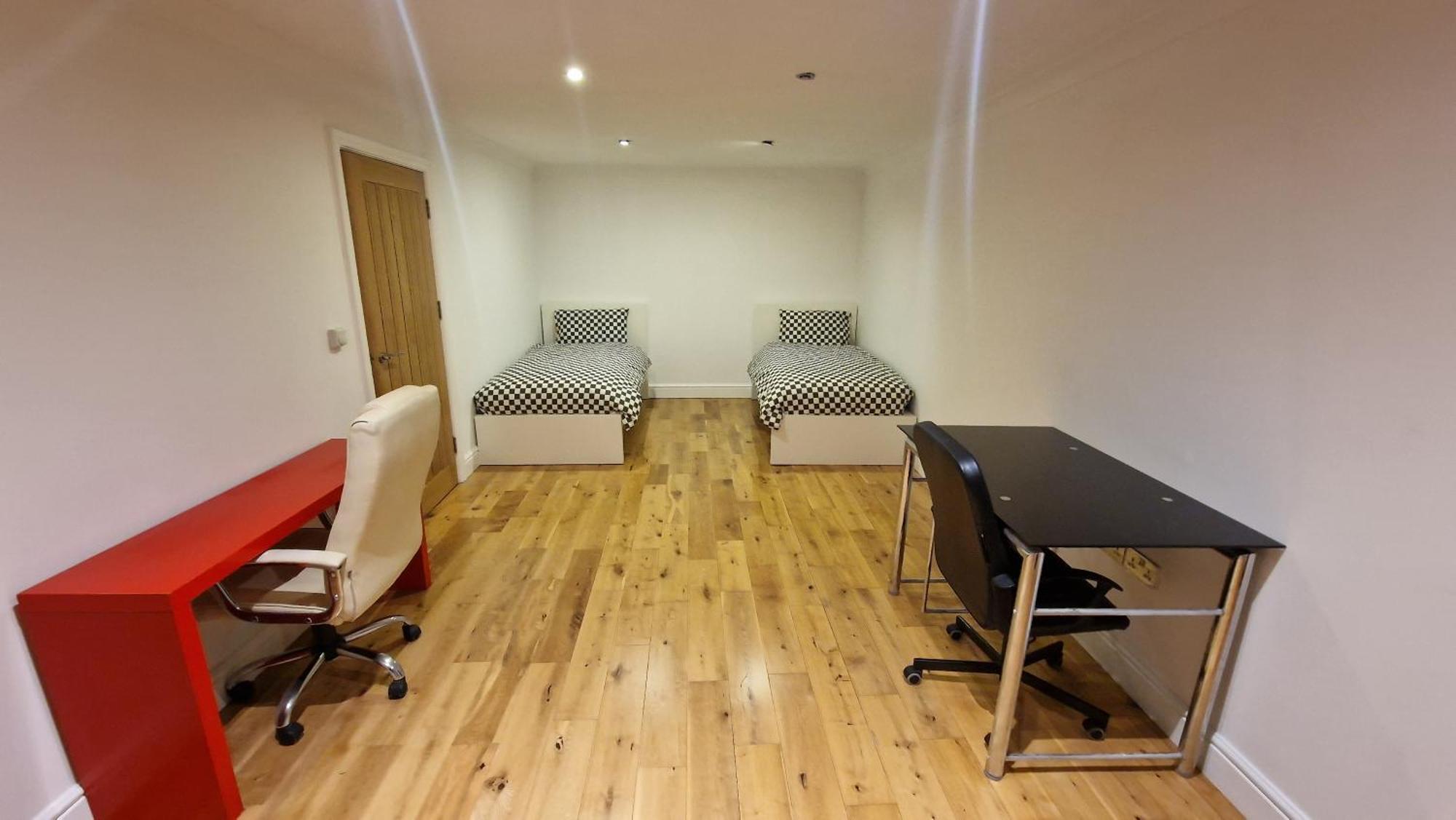 Comfort Sleep - Rooms With Shared Facilities 温莎 外观 照片