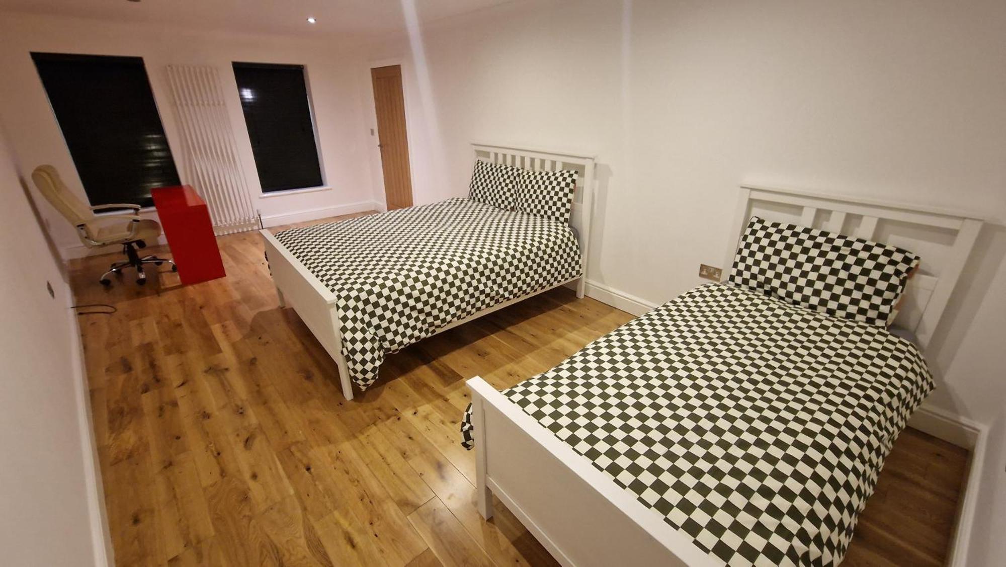 Comfort Sleep - Rooms With Shared Facilities 温莎 外观 照片